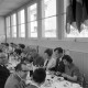 Archiv der Region Hannover, ARH NL Mellin 02-094/0017, Personen beim gemeinsamen Essen, Vanves?