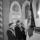 Archiv der Region Hannover, ARH NL Mellin 02-095/0013, Drei Bergleute in Bergmannstracht mit einer Fahne zu einem offiziellen Anlass in der Michaeliskirche, Ronnenberg