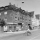 Archiv der Region Hannover, ARH NL Mellin 02-098/0019, Blick über die Kreuzung Burgdorfer Straße/Grünstraße auf den Imbiss "Lehrter Grill", Lehrte
