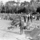 Archiv der Region Hannover, ARH NL Mellin 02-101/0009, Jäger an einem See, ein Jagdhund trägt einen Vogel aus dem Wasser