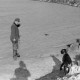 Archiv der Region Hannover, ARH NL Mellin 02-101/0010, Jäger bringt einem Jagdhund bei, einen Vogel aus einem See zu holen