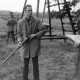 Archiv der Region Hannover, ARH NL Mellin 02-102/0015, Gruppe von Jägern mit Gewehren am Waldrand an einem Hochstand