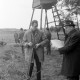 ARH NL Mellin 02-102/0018, Gruppe von Jägern mit Gewehren am Waldrand an einem Hochstand