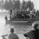 Archiv der Region Hannover, ARH NL Mellin 02-105/0015, Blick an jungen Zuschauern vorbei auf einen Spielmannszug auf einem Boot