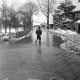 Archiv der Region Hannover, ARH NL Mellin 02-107/0012, Fußgänger auf einer überschwemmten Straße im Winter