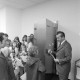 Archiv der Region Hannover, ARH NL Mellin 02-112/0005, Ein Mann zeigt einer Gruppe von Kindern bei der Besichtigung einer Bank? den Tresor