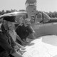 ARH NL Mellin 02-112/0006, Vier Männer des Feuerwehr-Flugdienstes Niedersachsen mit einer auf dem Flügel eines Flugzeuges ausgelegten Karte der Region Hannover auf dem Flugplatz Peine-Eddesse