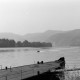 ARH NL Mellin 02-113/0007, Blick über ein Schiff auf die Donau und die umgebenden Berge, Dürnstein