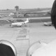 ARH NL Mellin 02-113/0011, Blick aus dem Flughafen Paris-Orly nach Süden auf das Rollfeld und den Tower neben der Straße N7, Paris