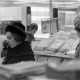 ARH NL Mellin 02-114/0008, Frauen beim Einkauf in einem Geschäft