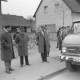 Archiv der Region Hannover, ARH NL Mellin 02-114/0015, Gruppe von Männern am Straßenrand stehend und ein Fahrzeug zur Straßenreinigung betrachtend