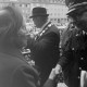 Archiv der Region Hannover, ARH NL Mellin 02-118/0002, Viktoria Luise von Preußen schüttelt Hände mit einem Feuerwehrmann, Hannover?