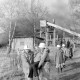 Archiv der Region Hannover, ARH NL Mellin 02-118/0005, Zwei Feuerwehrleute tragen eine Person von einem Brand weg