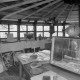 Archiv der Region Hannover, ARH NL Mellin 02-118/0008, Mit Kunst gefüllter Pavillon, in der Spiegelung eines Fernsehers der Künstler?