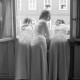 Archiv der Region Hannover, ARH NL Mellin 02-118/0011, Drei junge Frauen beim Blick aus dem geöffneten Fenster des Rathauses, Lehrte