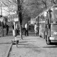 Archiv der Region Hannover, ARH NL Mellin 02-129/0012, Personen beim Einstieg in zwei Busse für eine Sonderfahrt nach Frankreich?, Burgdorf?