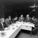 Archiv der Region Hannover, ARH NL Mellin 02-132/0009, Männer beim Unterzeichnen von Unterlagen an einer Tischreihe sitzend