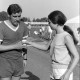 ARH NL Mellin 02-133/0017, Eine junge Frau (vom DRK?) versorgt einen Wettläufer mit einem Becher Trinken