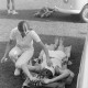 Archiv der Region Hannover, ARH NL Mellin 02-133/0018, Eine junge Frau (vom DRK?) kümmert sich um einen erschöpften Wettläufer