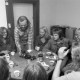 ARH NL Mellin 02-135/0006, Gruppe von jungen Erwachsenen um einen Tisch mit Fotografie-Zubehör
