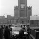 Archiv der Region Hannover, ARH NL Mellin 02-135/0007, Gruppe von Männern betrachtet ein Auto vor dem Kulturpalast, Warschau