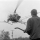 Archiv der Region Hannover, ARH NL Mellin 02-139/0004, Helikopter (Bell 47) des "Air Lloyd Pflanzenschutz" beim Streuen von Insektiziden