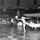 Archiv der Region Hannover, ARH NL Mellin 02-142/0008, Auftritt einer rhythmischen Sportgymnastin mit Ball im Kuppelsaal des Hannover Congress Centrum (HCC), Hannover
