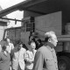 Archiv der Region Hannover, ARH NL Mellin 02-146/0004, Asiatische Besuchergruppe bei einem landwirtschaftlichen Betrieb(?)