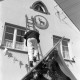 Archiv der Region Hannover, ARH NL Mellin 02-147/0009, Befestigen einer Schützenscheibe an einem Haus, Sievershausen(?)