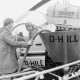 Archiv der Region Hannover, ARH NL Mellin 02-149/0003, Pilot im Helikopter (Bell 47) des "Air Lloyd Pflanzenschutz" zum Streuen von Insektiziden