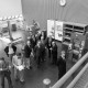 Archiv der Region Hannover, ARH NL Mellin 02-150/0001, Besuchergruppe(?) in einer Fabrik? mit Pressen von der Müller Weingarten AG (hinten) und der Hans Schoen GmbH (rechts)