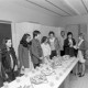 Archiv der Region Hannover, ARH NL Mellin 02-150/0006, Mann zu Besuch bei Schülerinnen in einem Klassenraum(?)