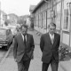 Archiv der Region Hannover, ARH NL Mellin 02-153/0010, Zwei Männer vom Betrugs-Prozess im Hotel Deutscher Kaiser auf dem Fußweg in der Kaiserstraße, Uetze