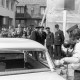 Archiv der Region Hannover, ARH NL Mellin 02-155/0017, Mann (von der Feuerwehr?) schneidet mit einer Kreissäge in ein Auto