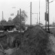 Archiv der Region Hannover, ARH NL Mellin 02-156/0010, Baustelle neben einem beschrankten Bahnübergang