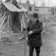 Archiv der Region Hannover, ARH NL Mellin 02-156/0016, Mann beim Bau eines Holzzaunes