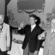 Archiv der Region Hannover, ARH NL Mellin 02-157/0016, Drei Männer bei einer (feierlichen) Veranstaltung erheben die Gläser