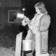 Archiv der Region Hannover, ARH NL Mellin 02-158/0005, Eine Frau beim Befüllen einer Kerze?