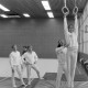 Archiv der Region Hannover, ARH NL Mellin 02-158/0014, Turner des Gymnasiums Großburgwedel(?) (siehe Abzeichen auf den Sportanzügen) an den Ringen