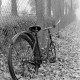 Archiv der Region Hannover, ARH NL Mellin 02-159/0004, An einem Maschendrahtzaun abgestelltes Fahrrad