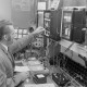 Archiv der Region Hannover, ARH NL Mellin 02-159/0014, Mann bei der Bedienung einer technischen Anlage