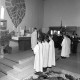 ARH NL Mellin 02-160/0009, Ehrung des erlegten Wildes nach einer Jagd in der St. Hubertus Kirche, Wennigsen