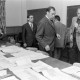 ARH NL Mellin 02-161/0007, Gruppe von Personen beim Betrachten eines Bauplans des Stadtbauamtes Lehrte