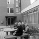 Archiv der Region Hannover, ARH NL Mellin 02-162/0003, Gruppe von älteren Damen auf Bänken vor einem Gebäude sitzend