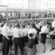 Archiv der Region Hannover, ARH NL Mellin 02-164/0006, Schulchor aus Burgdorf vor ihrem Reisebus, Vanves
