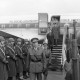 Archiv der Region Hannover, ARH NL Mellin 02-166/0004, Ankunft und Begrüßung eines belgischen Generalleutnants? am Flughafen