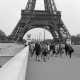 Archiv der Region Hannover, ARH NL Mellin 02-168/0002, Reisegruppe auf der Pont d’Iéna (Jenaer Brücke) vor dem Eiffelturm, Paris