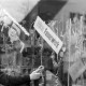 Archiv der Region Hannover, ARH NL Mellin 02-168/0015, Werbung für "Nico Feuerwerk" in einem Schaufenster