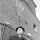 Archiv der Region Hannover, ARH NL Mellin 02-169/0001, Mann vor einem Speicher(?)