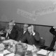 Archiv der Region Hannover, ARH NL Mellin 02-171/0006, Männer mit zur Abstimmung gehobenen Händen bei einer Sitzung(?)